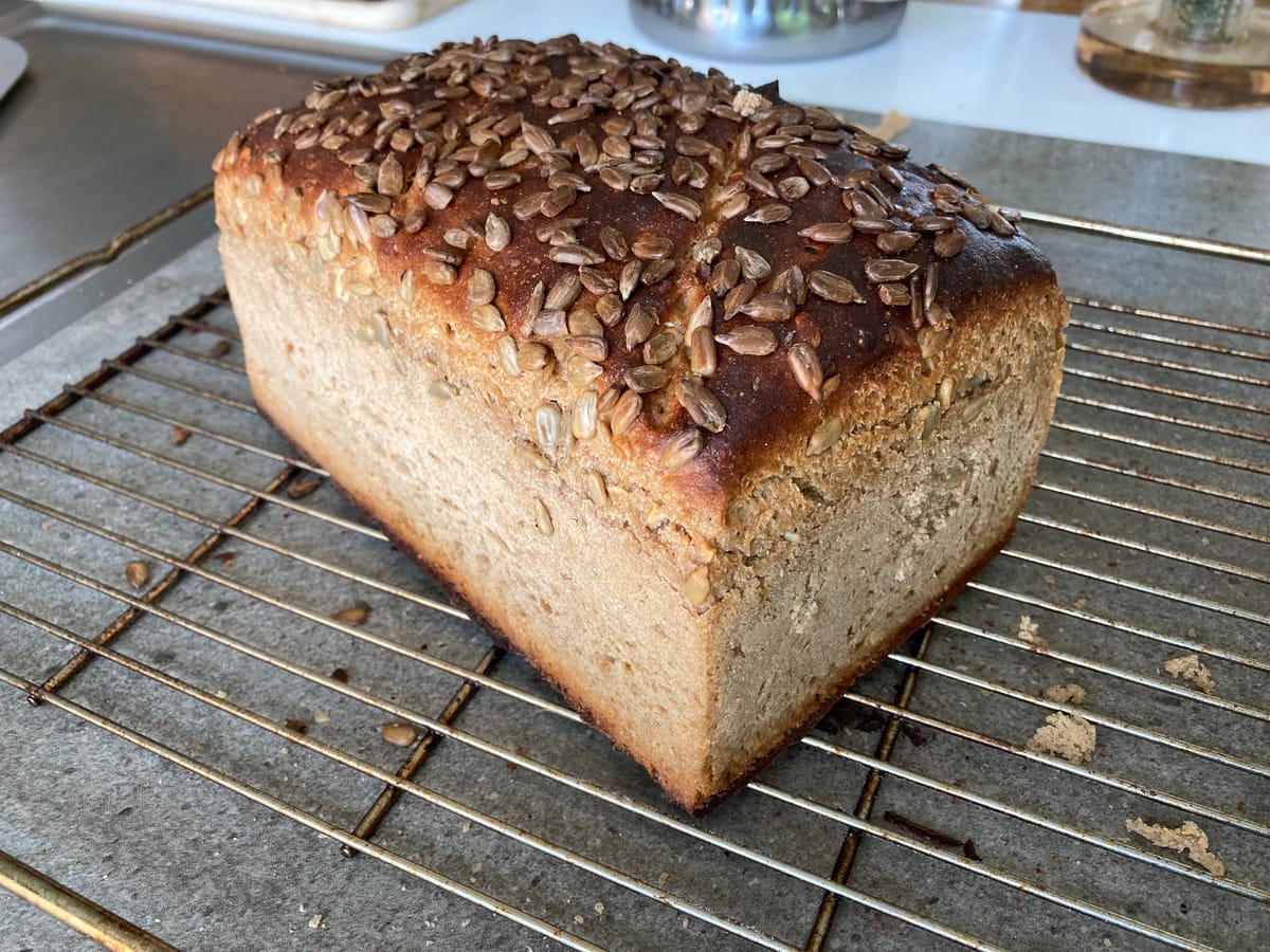 Roggen-Dinkel-Mischbrot im Holzbackrahmen