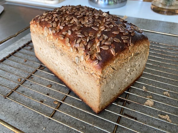 Roggen-Dinkel-Mischbrot im Holzbackrahmen