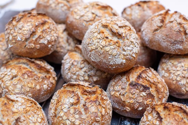Saftige Dinkel-Müsli-Brötchen